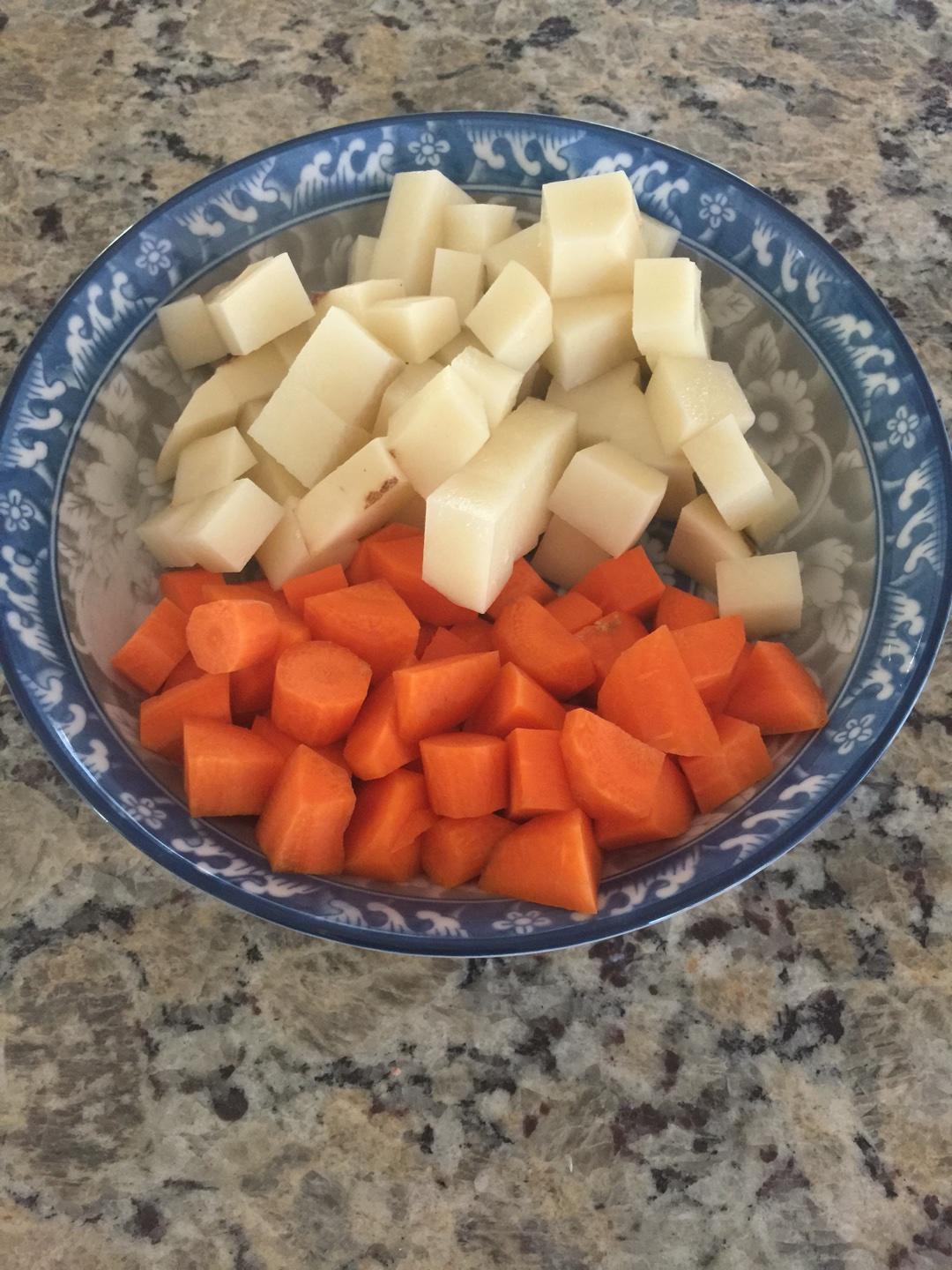 咖哩洋蔥土豆胡蘿蔔的做法 步骤1