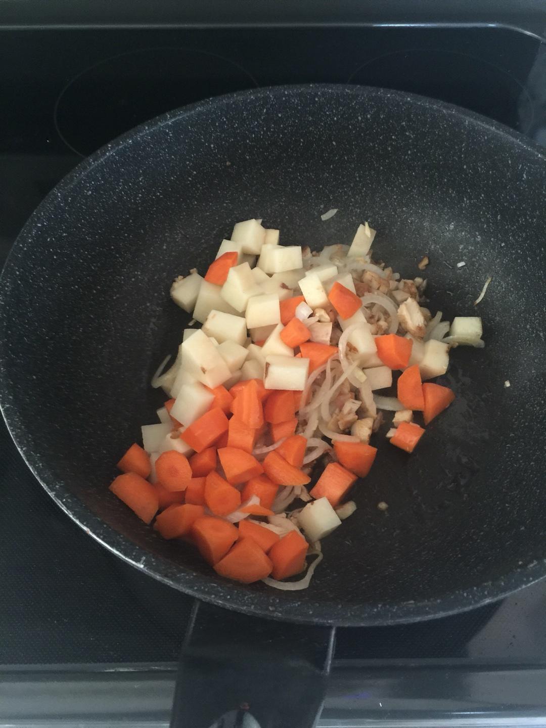 咖哩洋蔥土豆胡蘿蔔的做法 步骤5