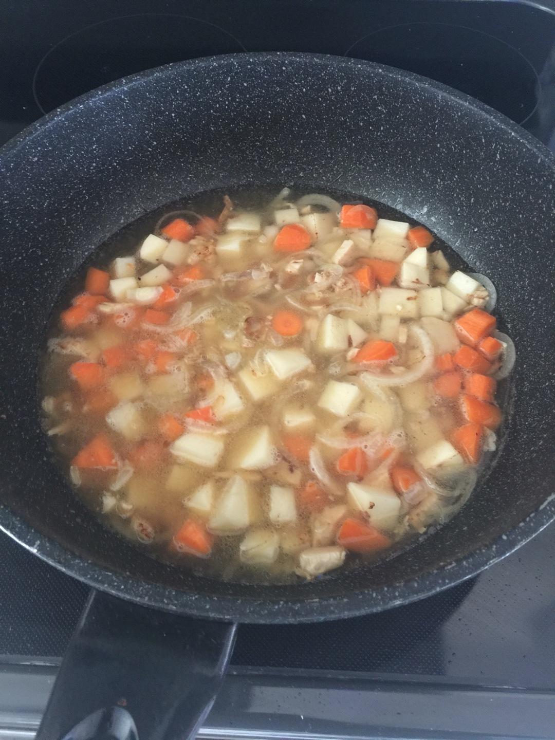 咖哩洋蔥土豆胡蘿蔔的做法 步骤6