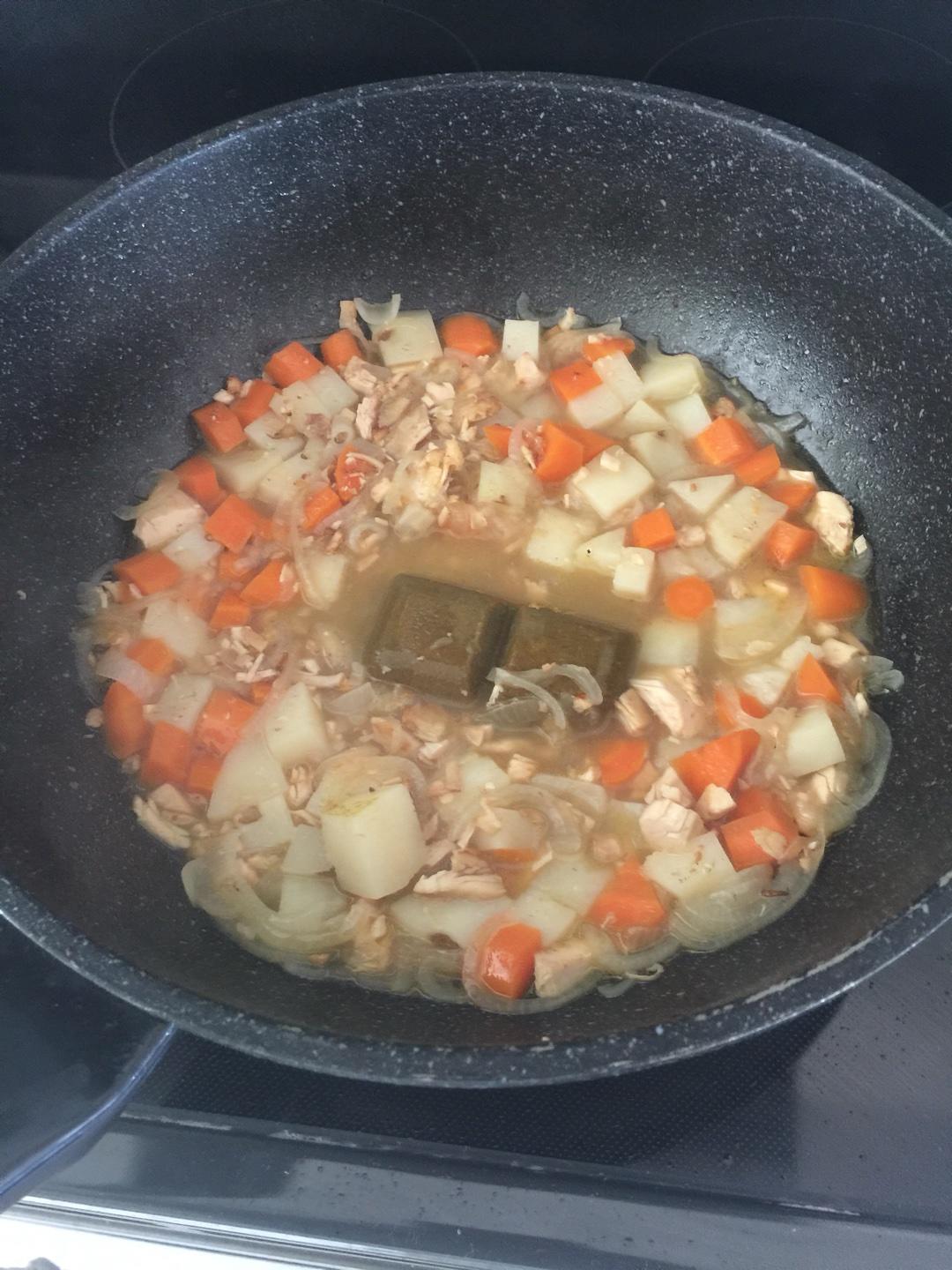 咖哩洋蔥土豆胡蘿蔔的做法 步骤7