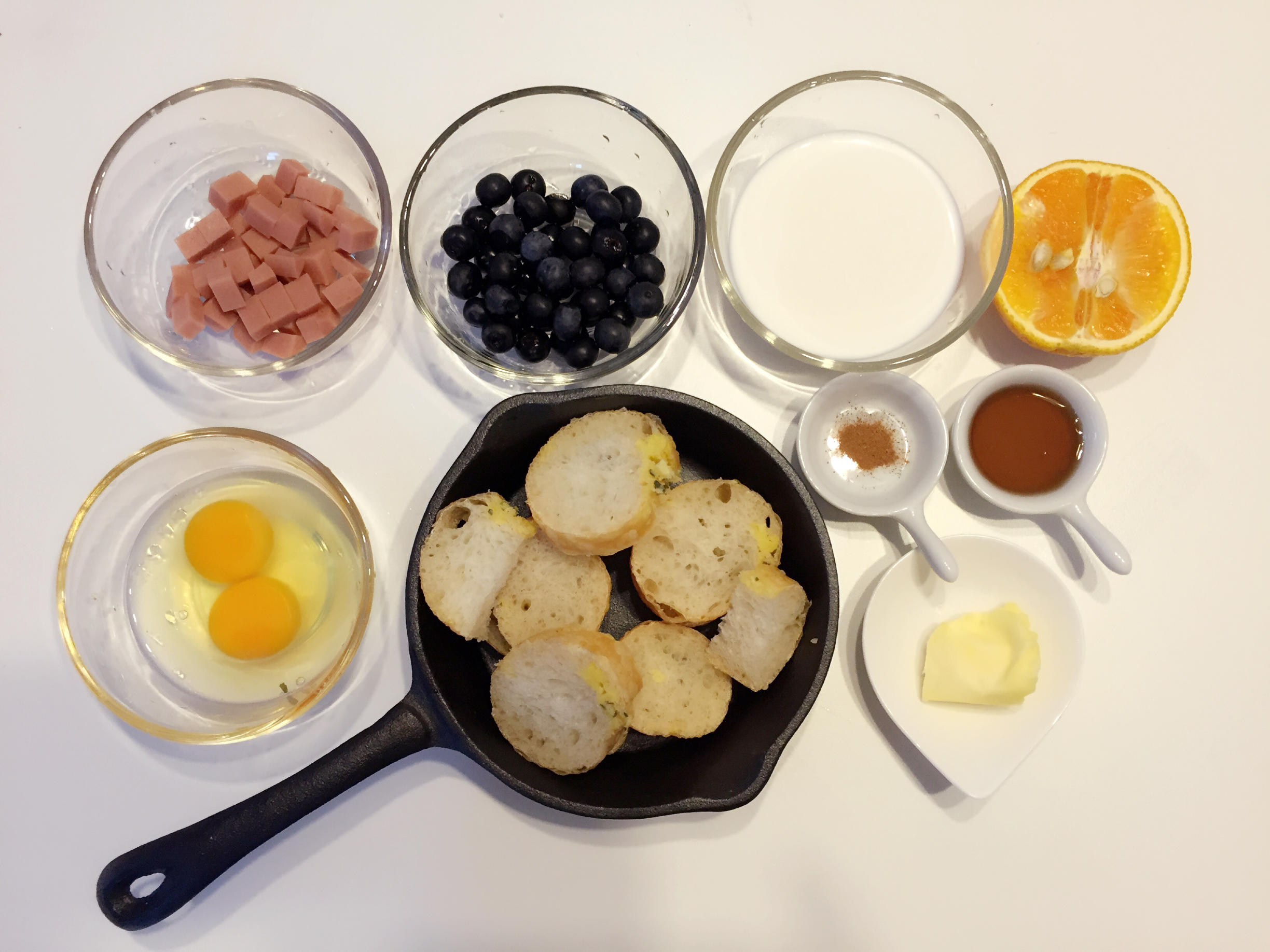 寶寶輔食：法式吐司砂鍋（Casserole ）-法棍混合雞蛋液焗烤後香甜柔軟，配合藍莓火腿丁，愛上這種獨特口感的做法 步骤1