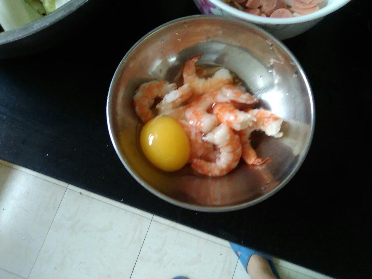 蝦仁煎蛋面的做法 步骤2