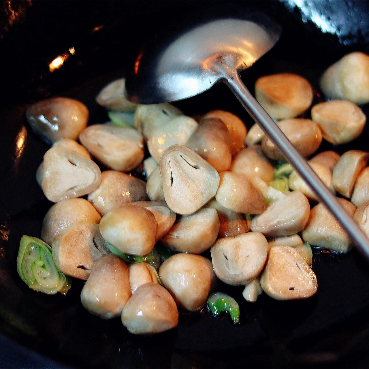 茄汁草菇燜土豆的做法 步骤3