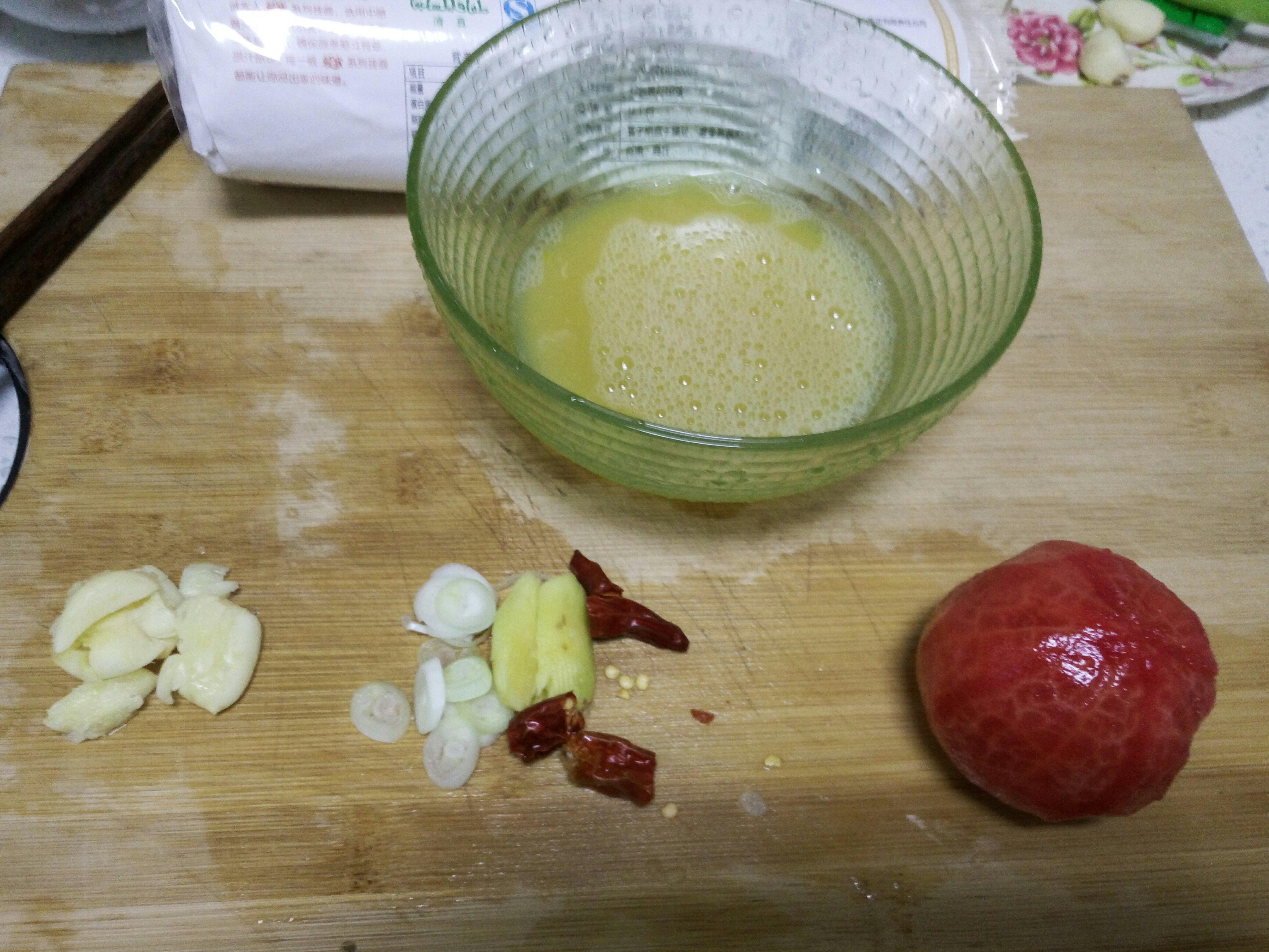 家常西紅柿雞蛋麪的做法 步骤1