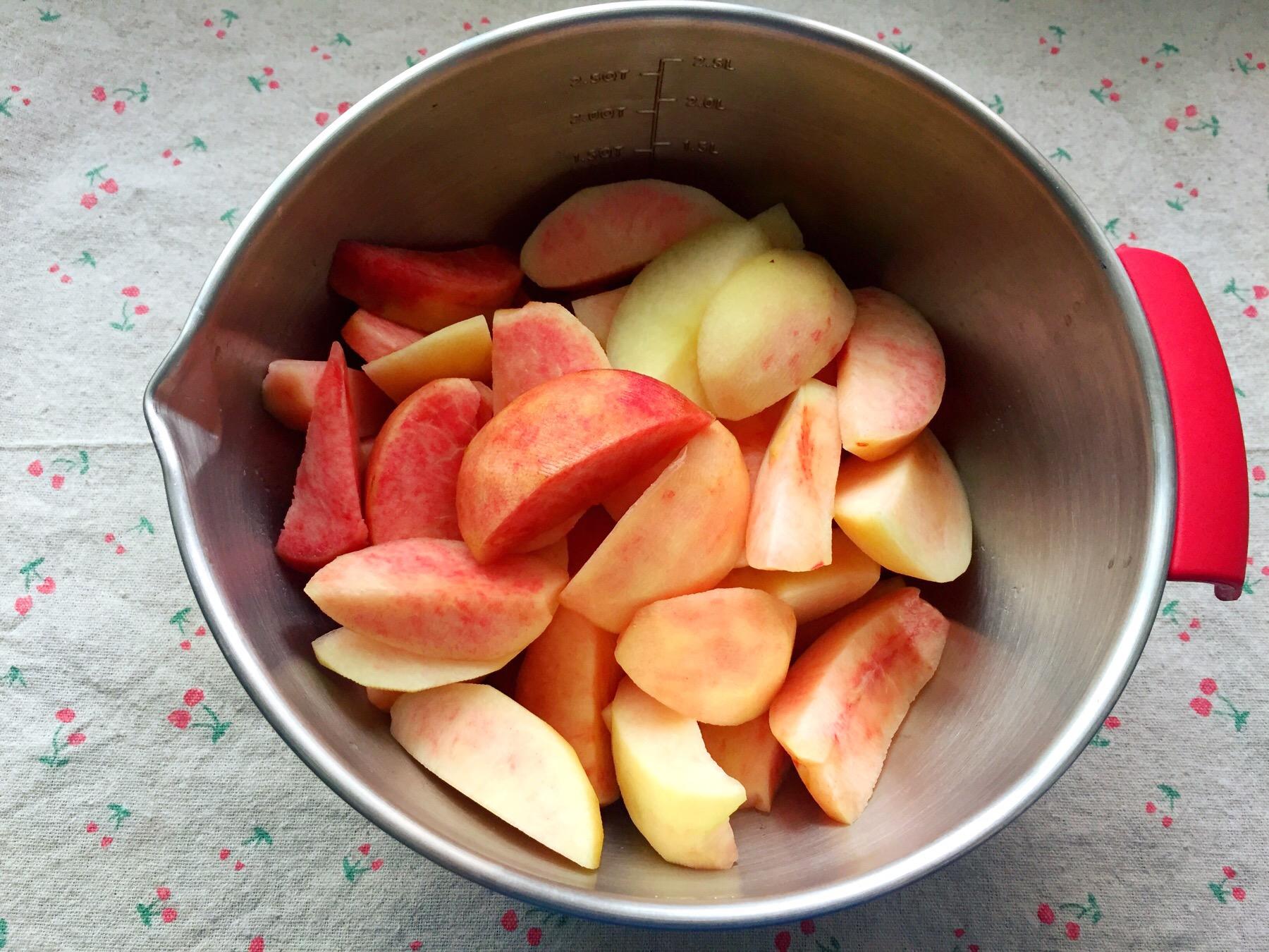 糖水桃子的做法 步骤2