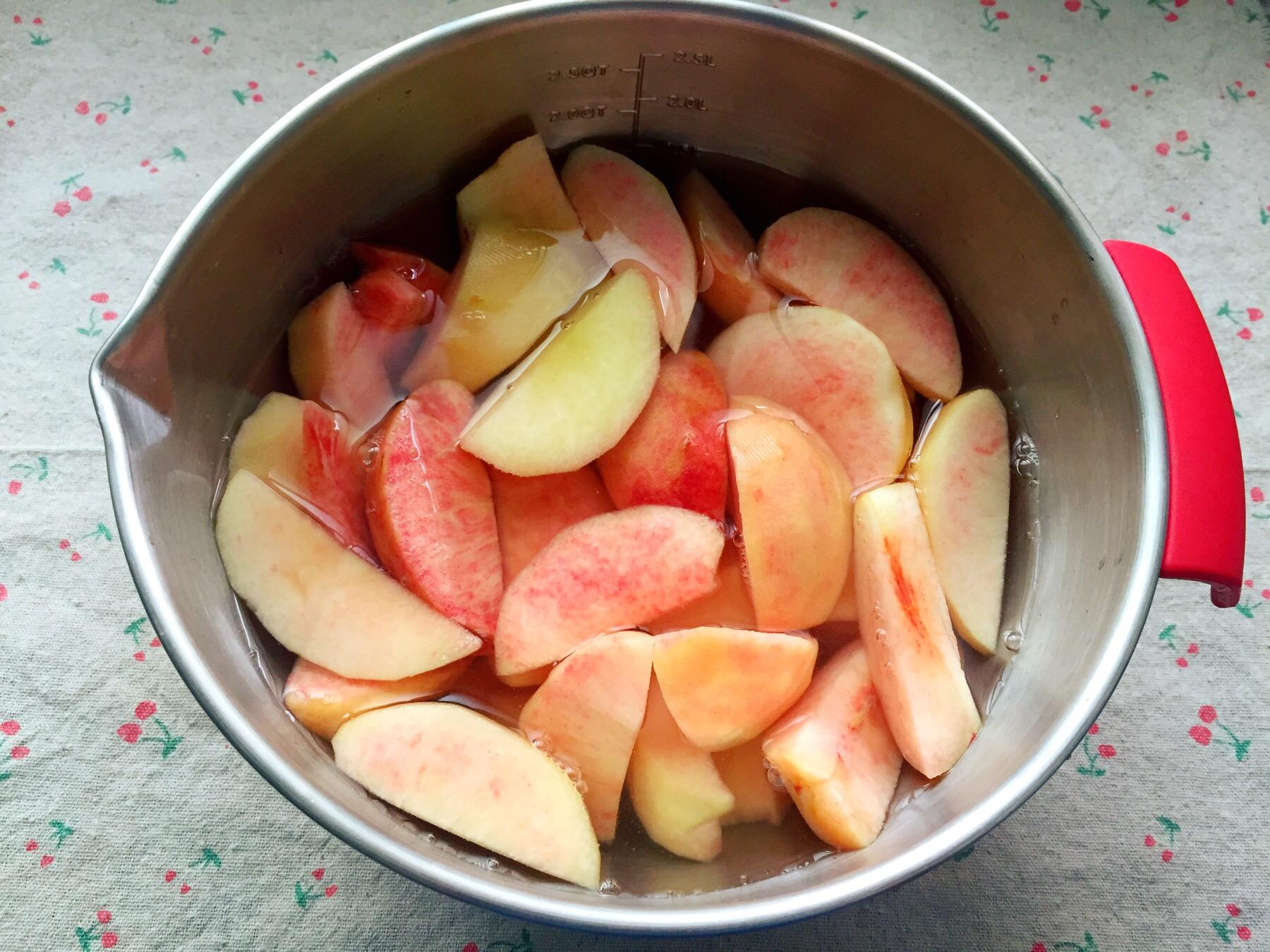 糖水桃子的做法 步骤3