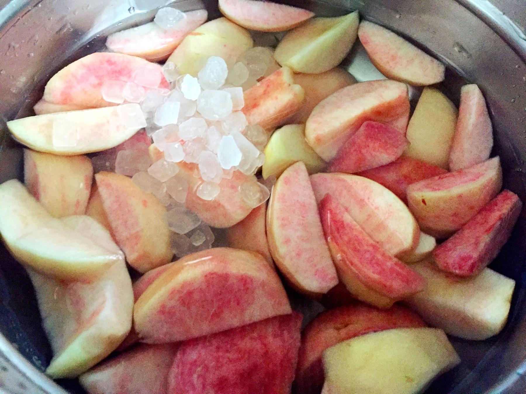 糖水桃子的做法 步骤4