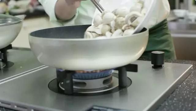 鹽醃火腿佐香蒜蘑菇洋芋的做法 步骤3