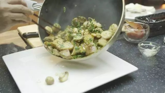 鹽醃火腿佐香蒜蘑菇洋芋的做法 步骤6