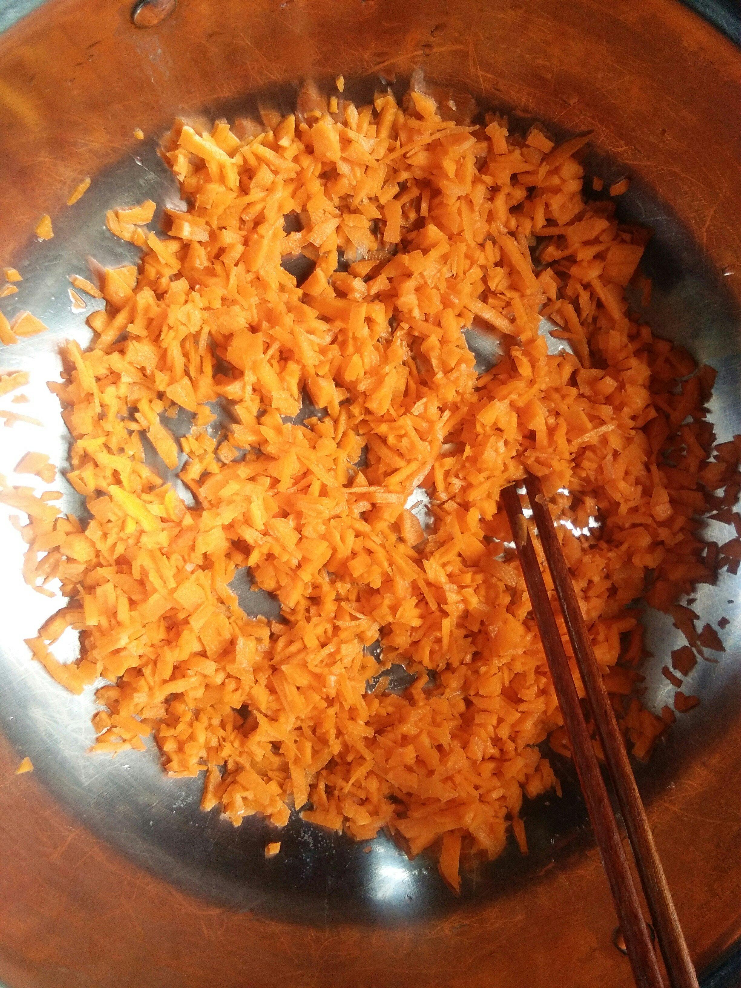 胡蘿蔔丁煎餅的做法 步骤1
