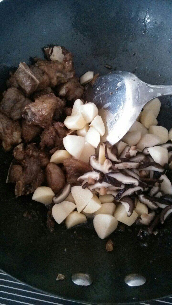 香香噠土豆排骨悶飯的做法 步骤8