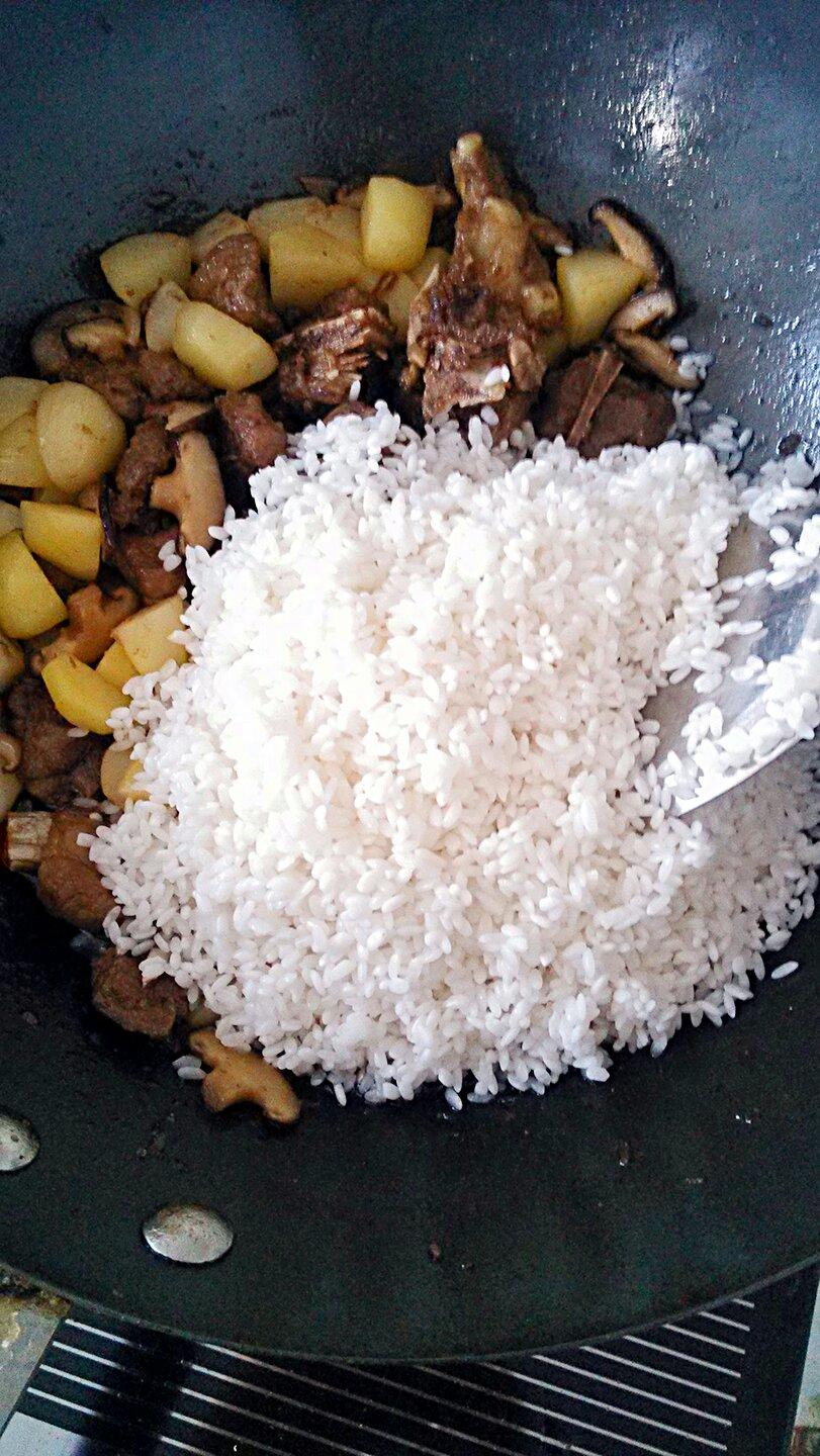香香噠土豆排骨悶飯的做法 步骤10