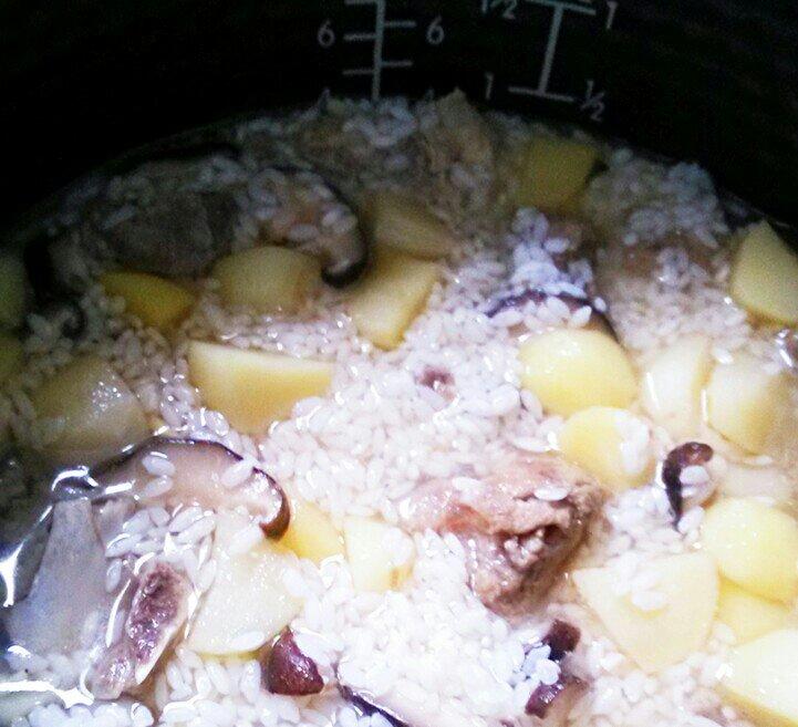 香香噠土豆排骨悶飯的做法 步骤13