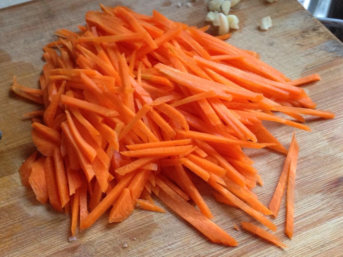 土豆香腸胡蘿蔔燜飯的做法 步骤1