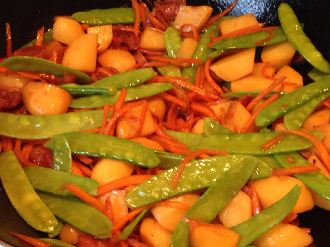 土豆香腸胡蘿蔔燜飯的做法 步骤4