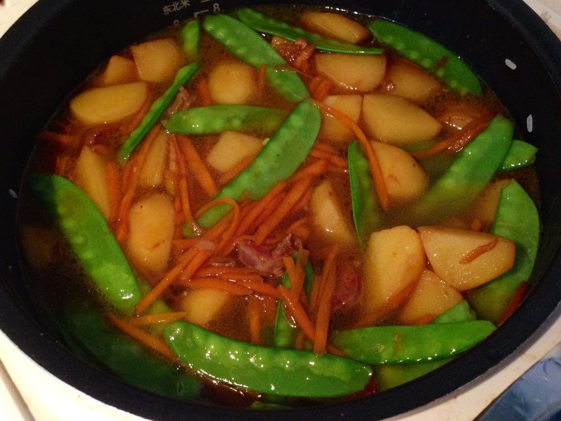土豆香腸胡蘿蔔燜飯的做法 步骤5