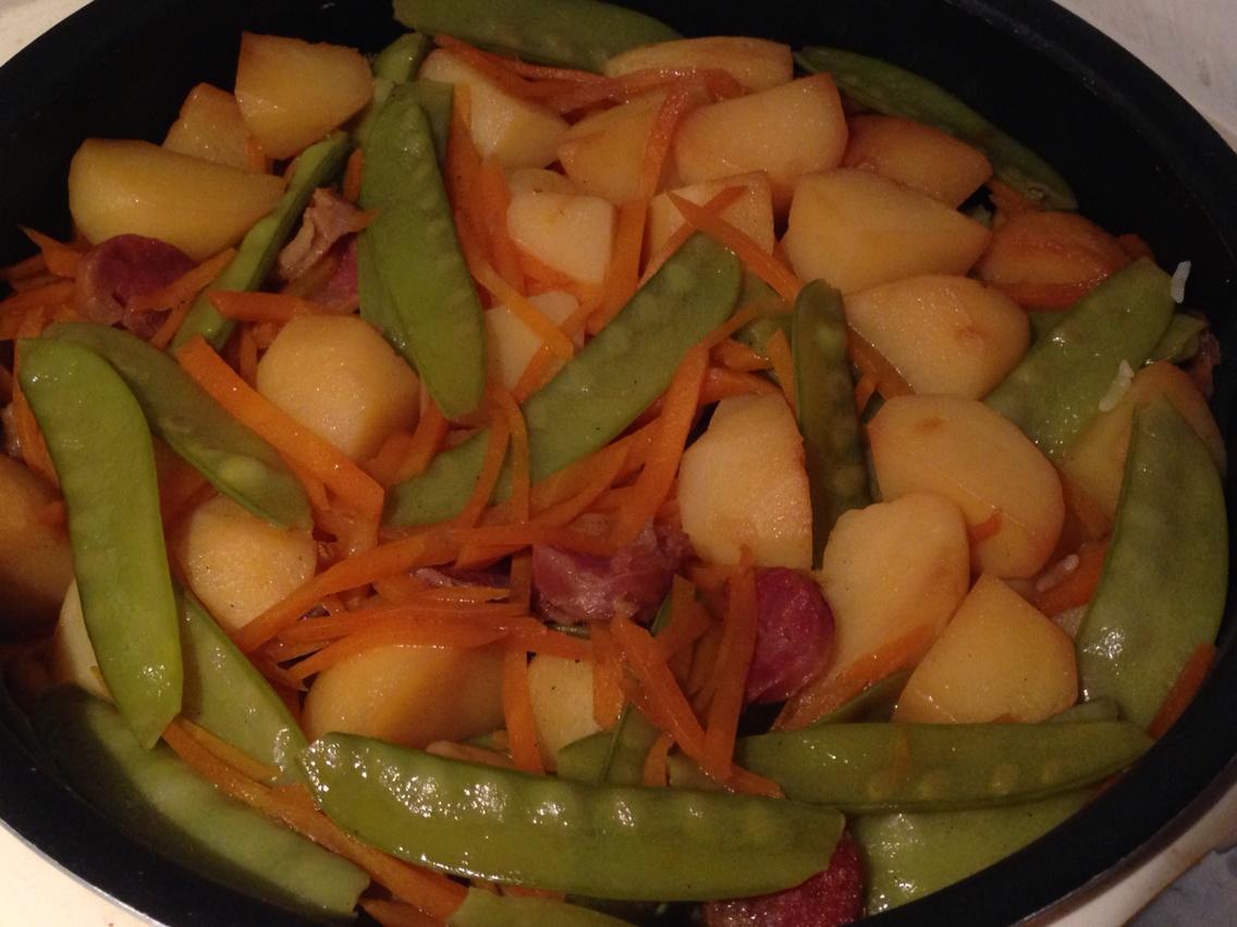 土豆香腸胡蘿蔔燜飯的做法 步骤6