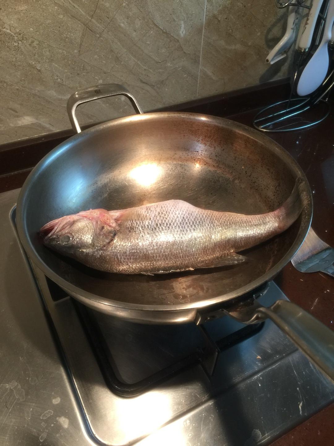 快手家常紅燒海鱸魚的做法 步骤2