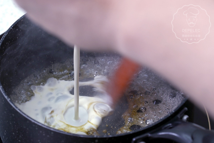 #視訊#德普烘焙食譜—日式鹹焦糖抹茶卷的做法 步骤1