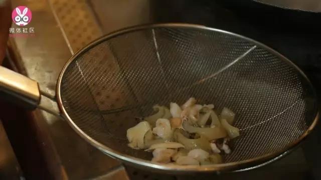 【微體兔菜譜】海鮮鍋巴丨用料十足 滿滿大海氣息！的做法 步骤3