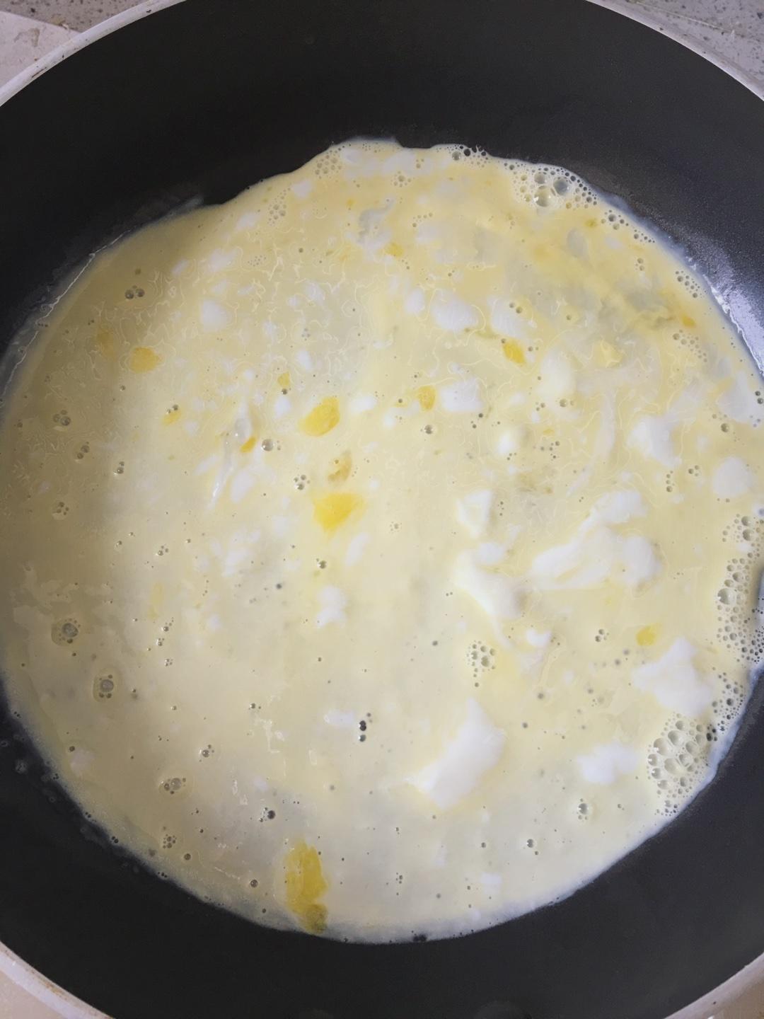 餛飩皮千層雞蛋蔥油餅(快手)的做法 步骤2