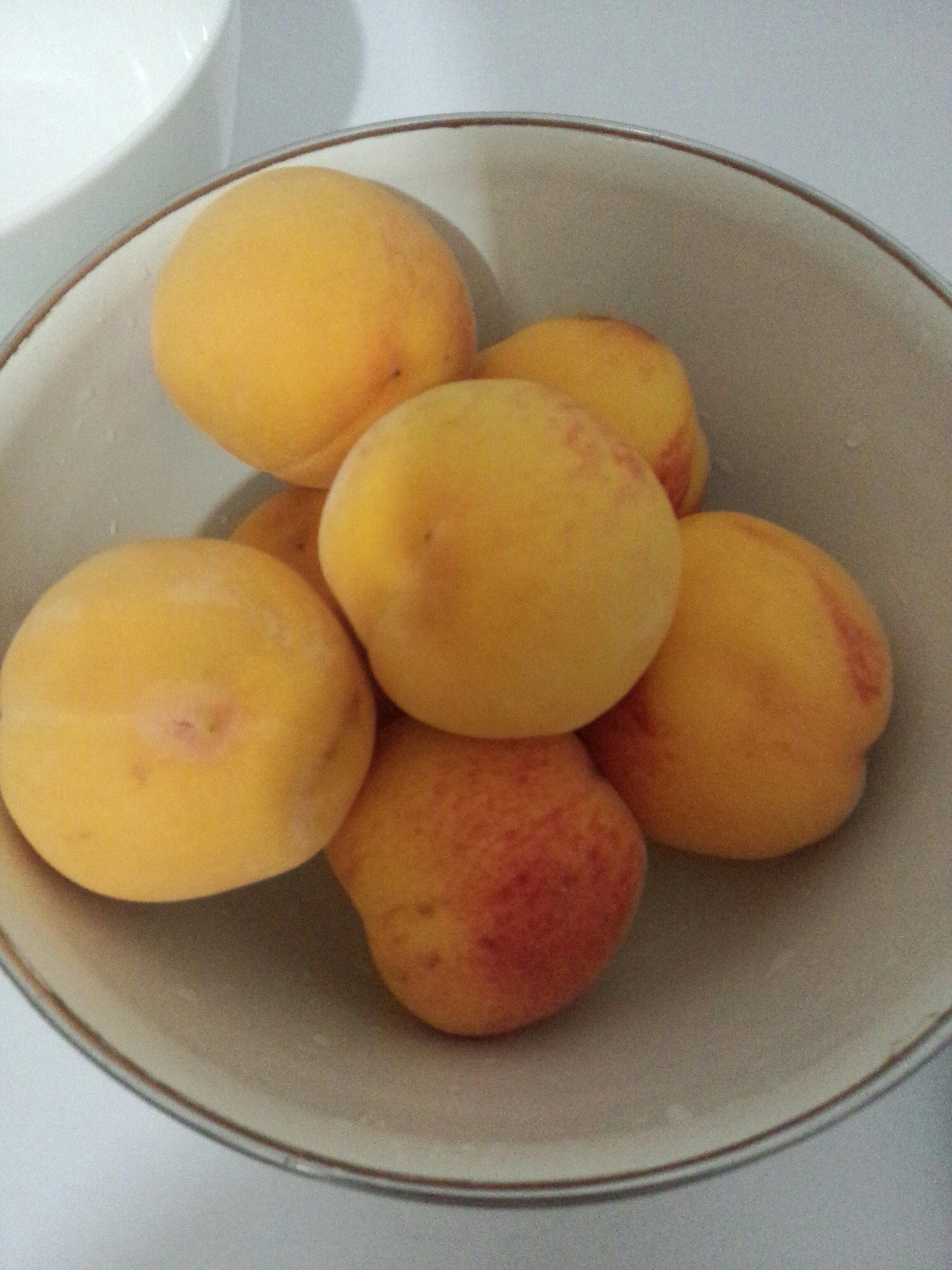 黃桃罐頭（怎樣做出超市買的那樣漂亮的整瓣桃子）的做法 步骤1