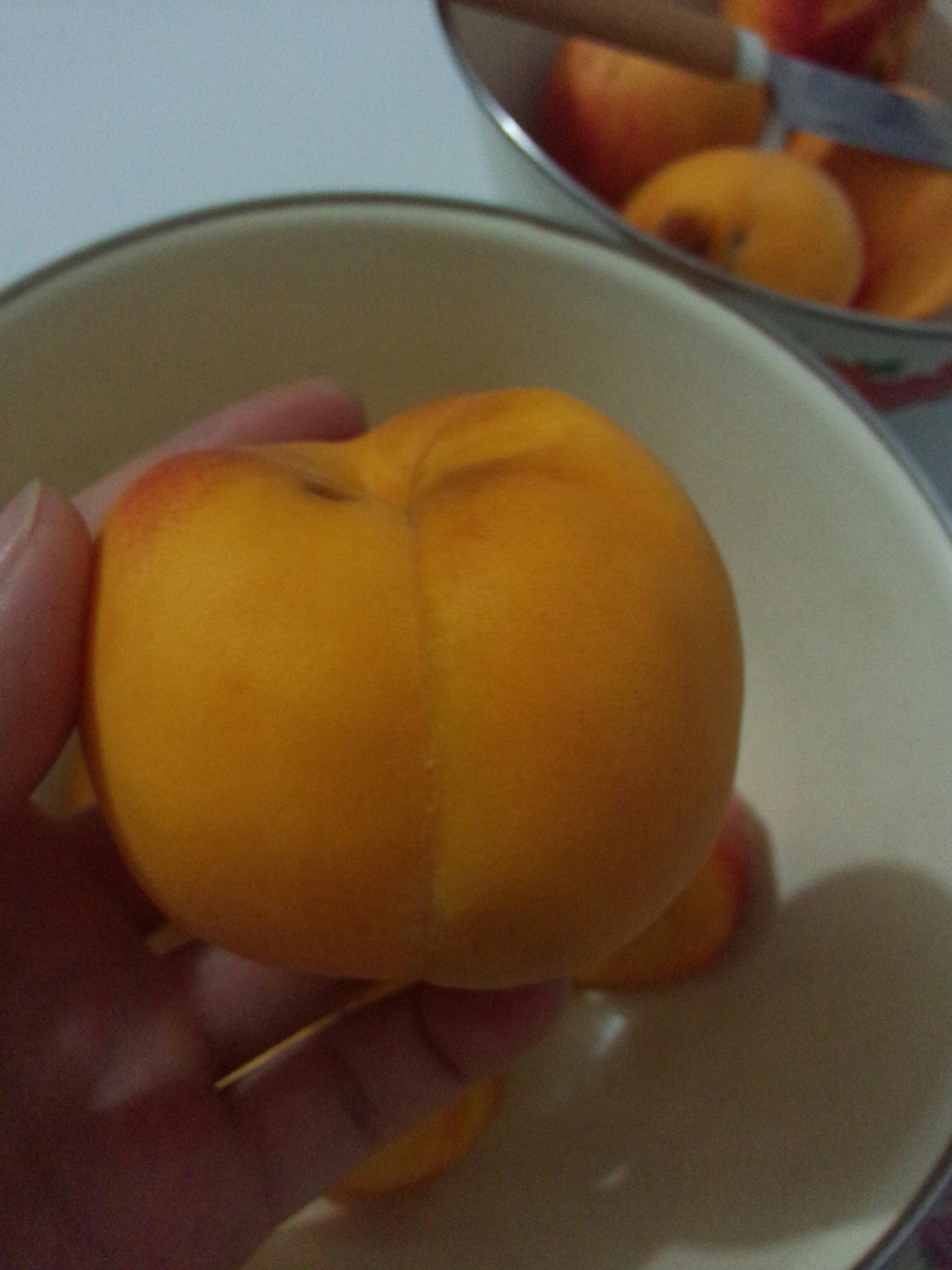 黃桃罐頭（怎樣做出超市買的那樣漂亮的整瓣桃子）的做法 步骤2