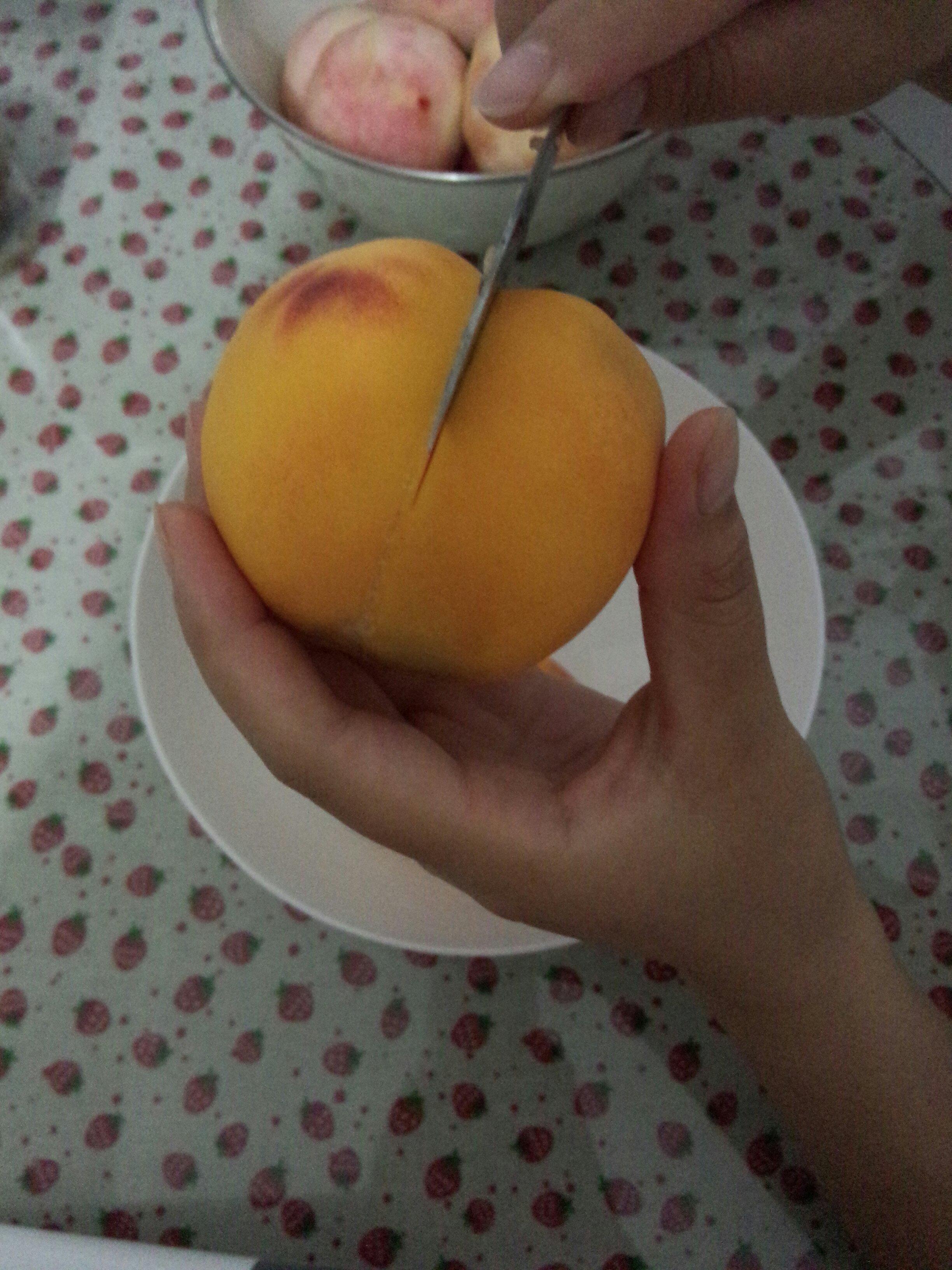 黃桃罐頭（怎樣做出超市買的那樣漂亮的整瓣桃子）的做法 步骤3