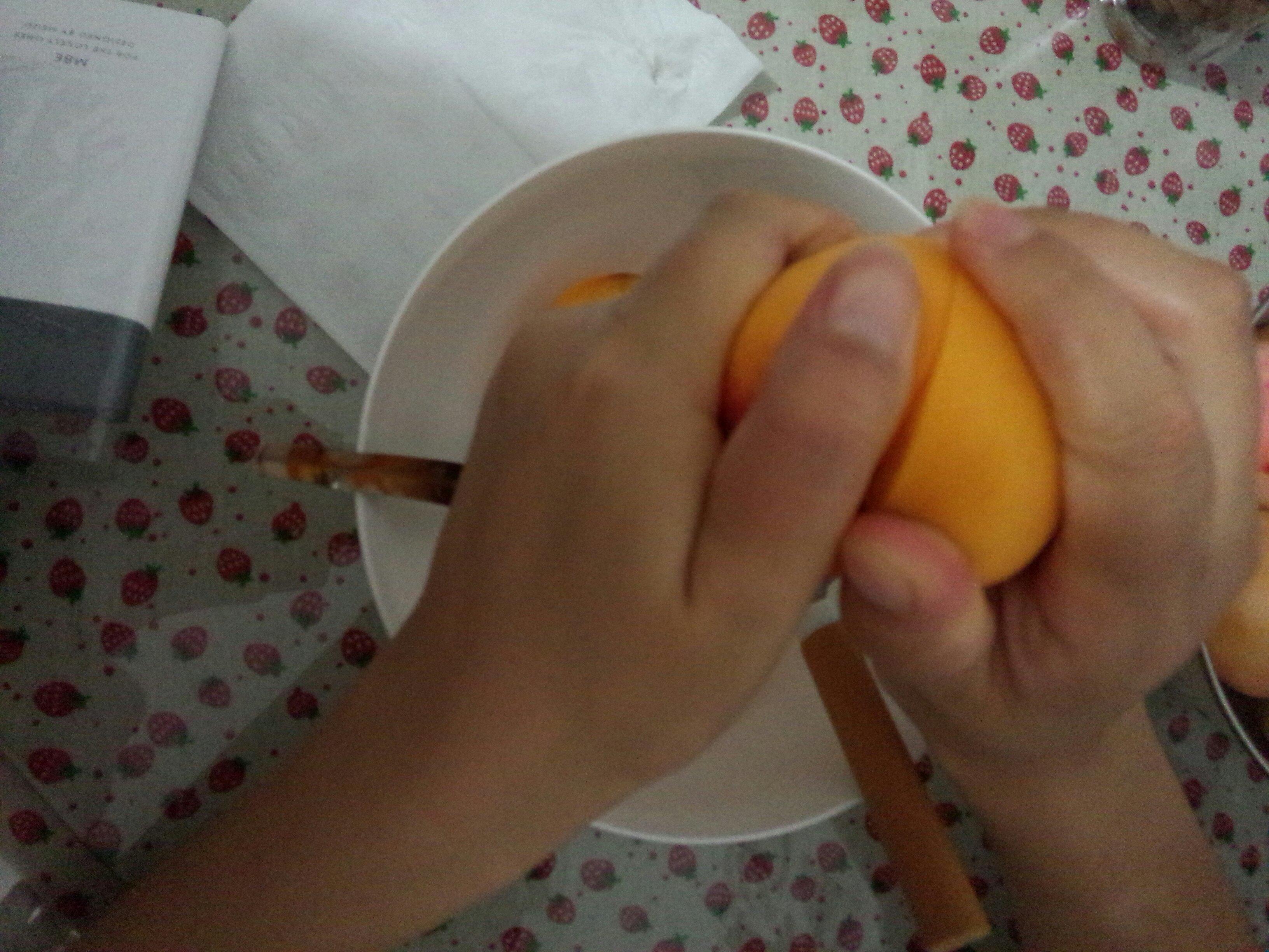 黃桃罐頭（怎樣做出超市買的那樣漂亮的整瓣桃子）的做法 步骤4