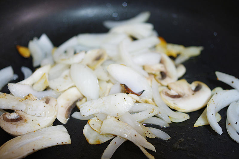 洋蔥蘑菇煎鼬䲁魚【山姆廚房】的做法 步骤4