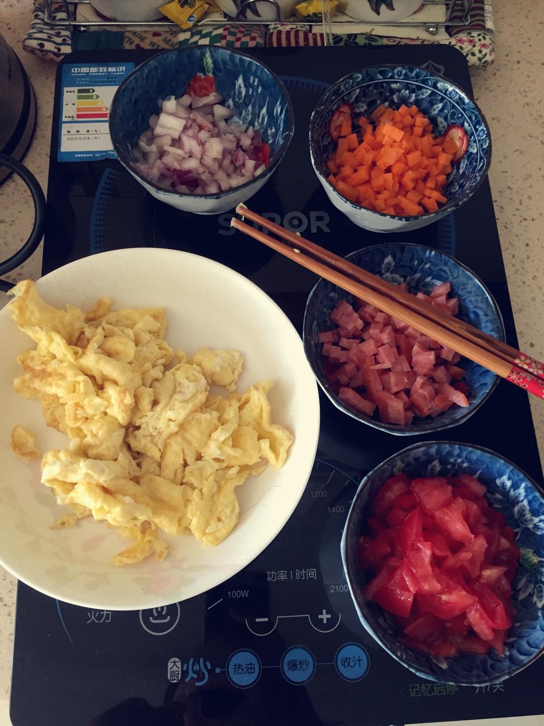 番茄火腿蛋炒飯的做法 步骤1