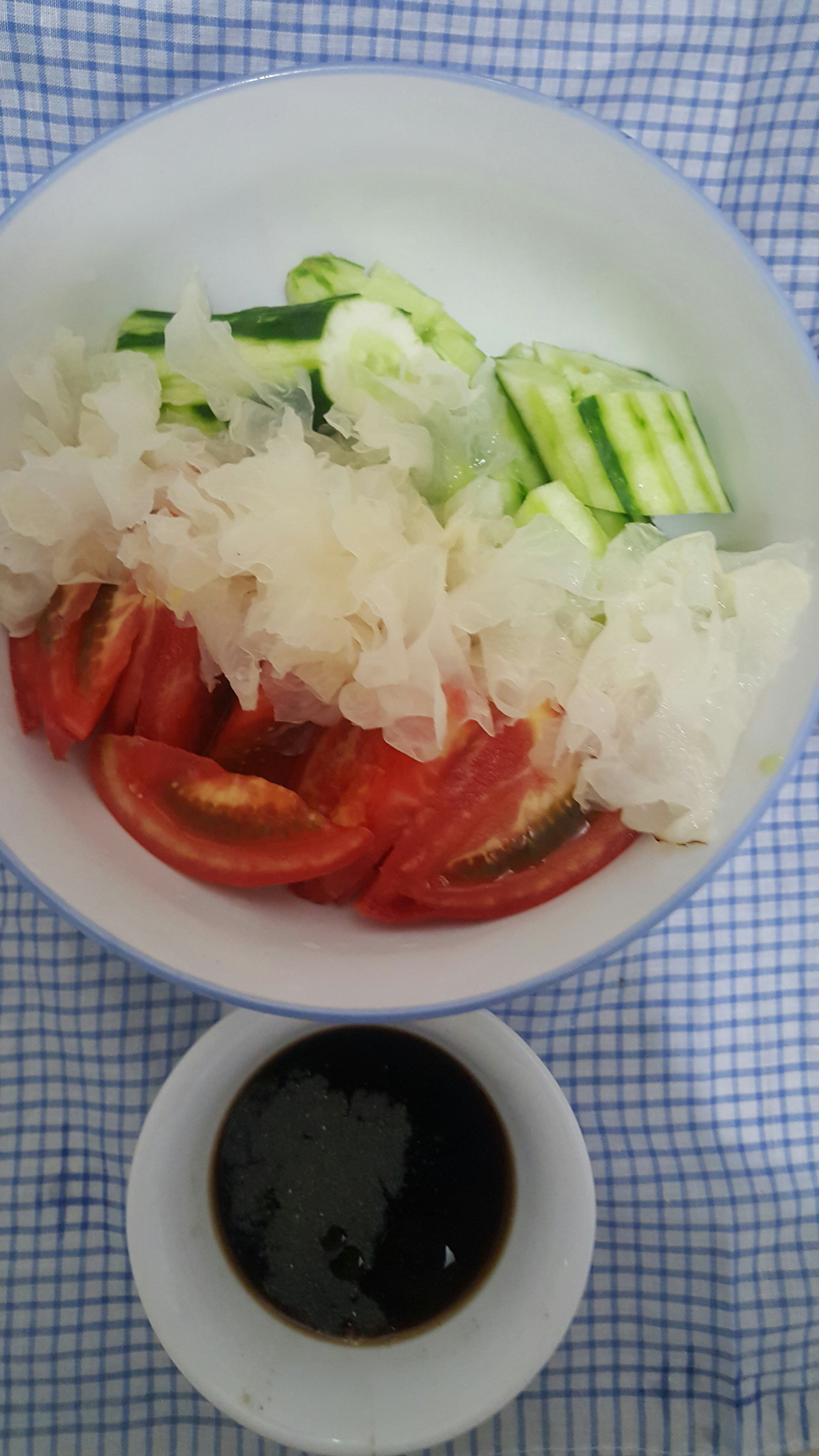 涼拌銀耳西紅柿黃瓜 一人食減肥餐的做法 步骤3