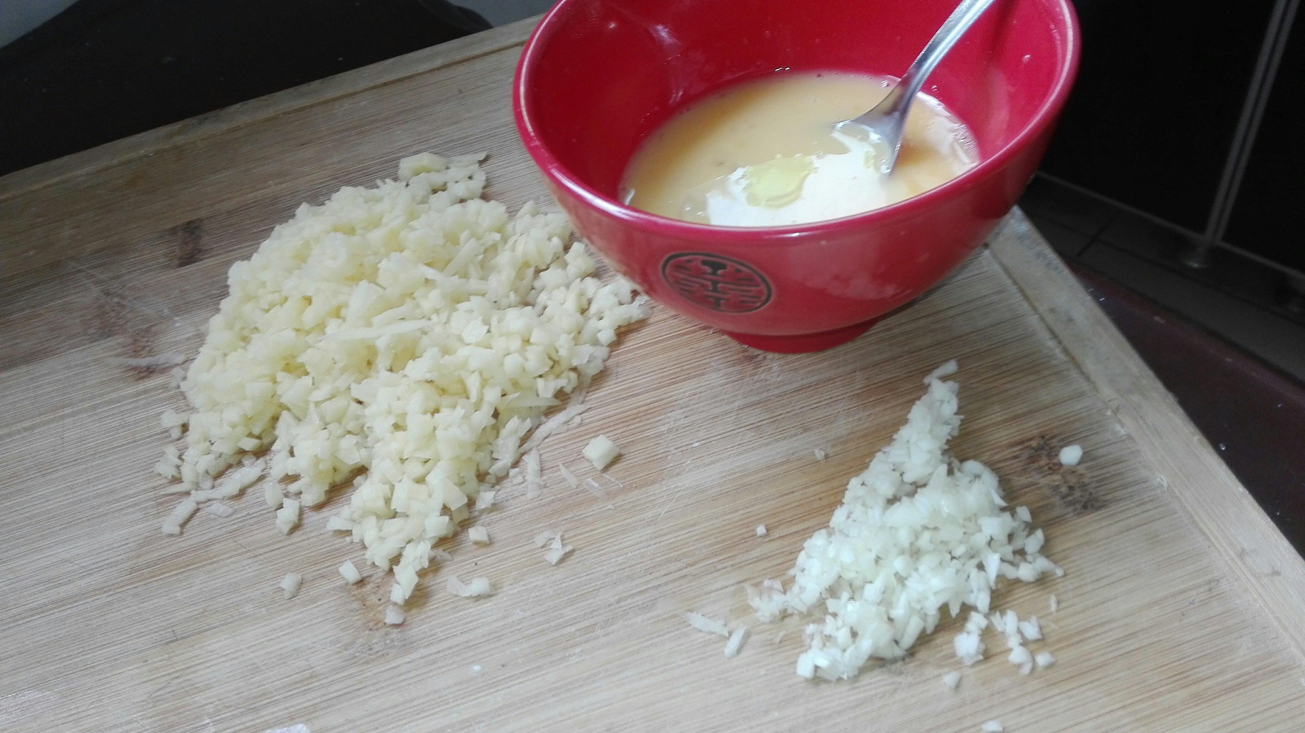 超級好吃的土豆碎蛋炒飯的做法 步骤1