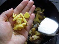 黃燜土雞砂鍋煲的做法的做法 步骤3