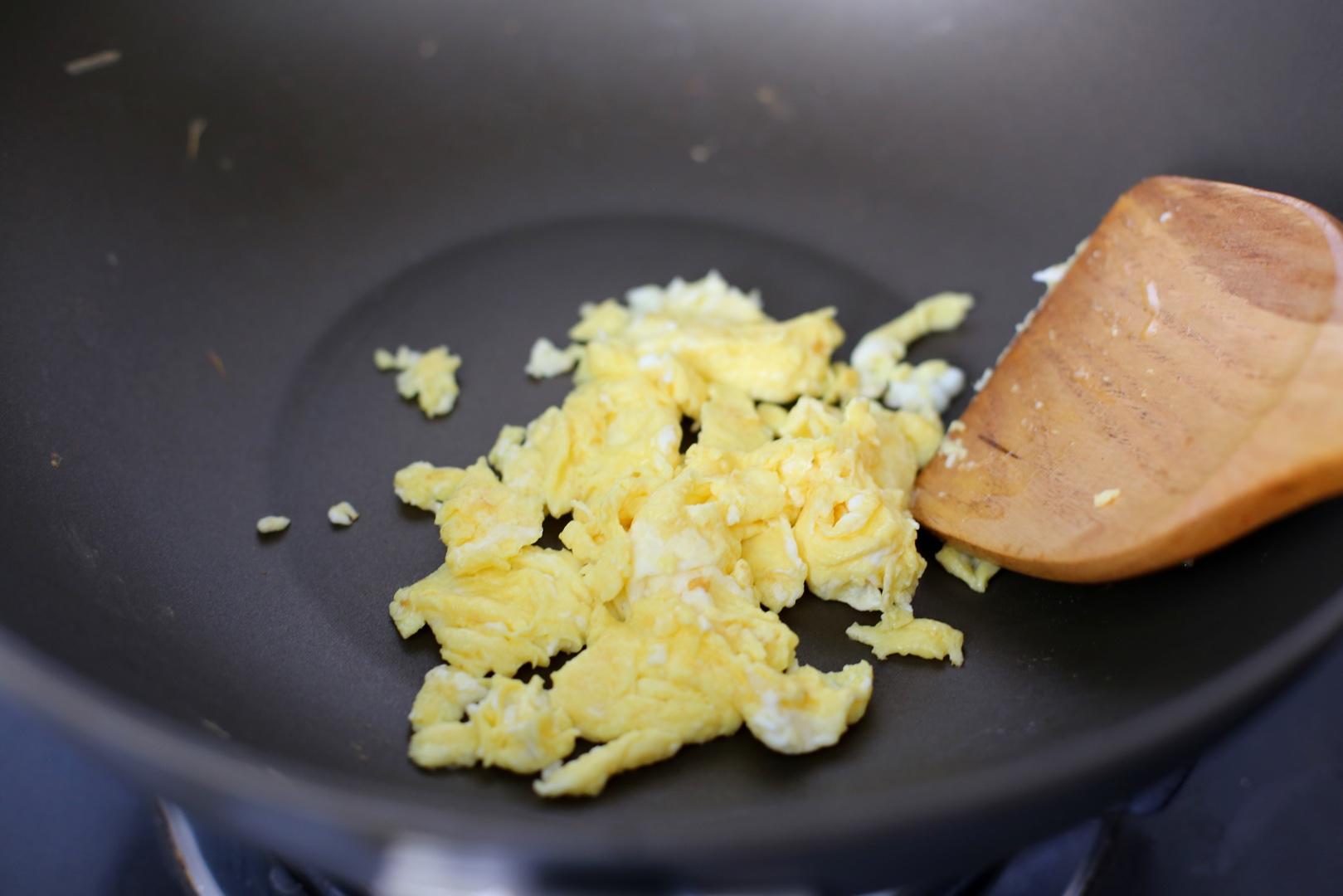 最樸素的蛋炒飯的做法 步骤2