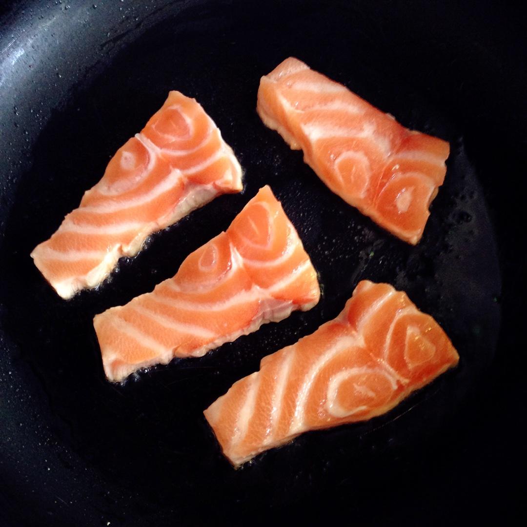 幹煎三文魚的做法 步骤1