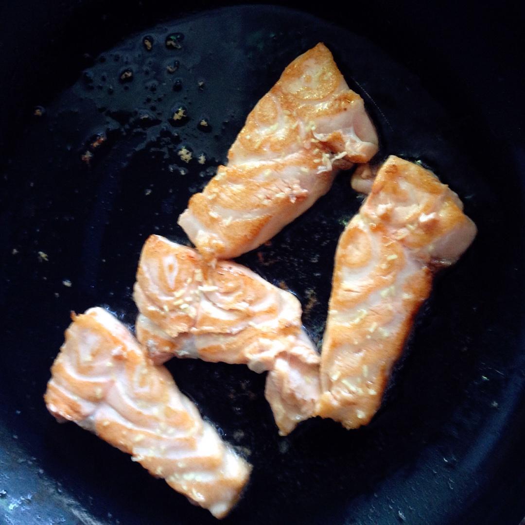 幹煎三文魚的做法 步骤2