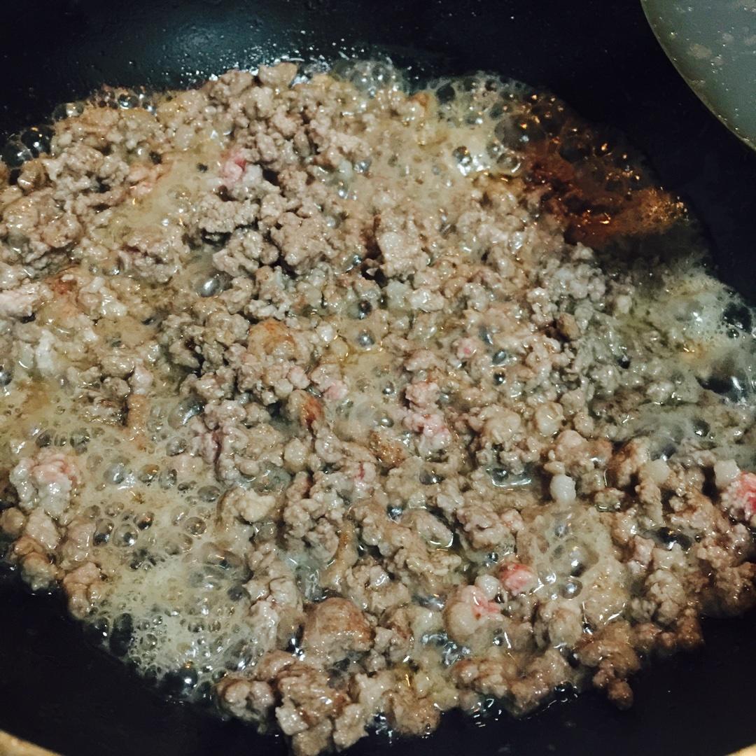 超級簡單快手下飯香菇牛肉醬的做法 步骤2