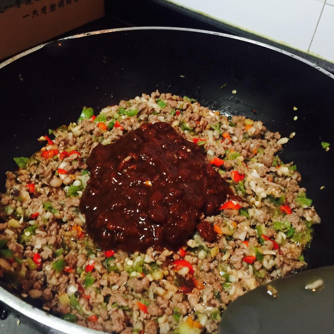 超級簡單快手下飯香菇牛肉醬的做法 步骤4