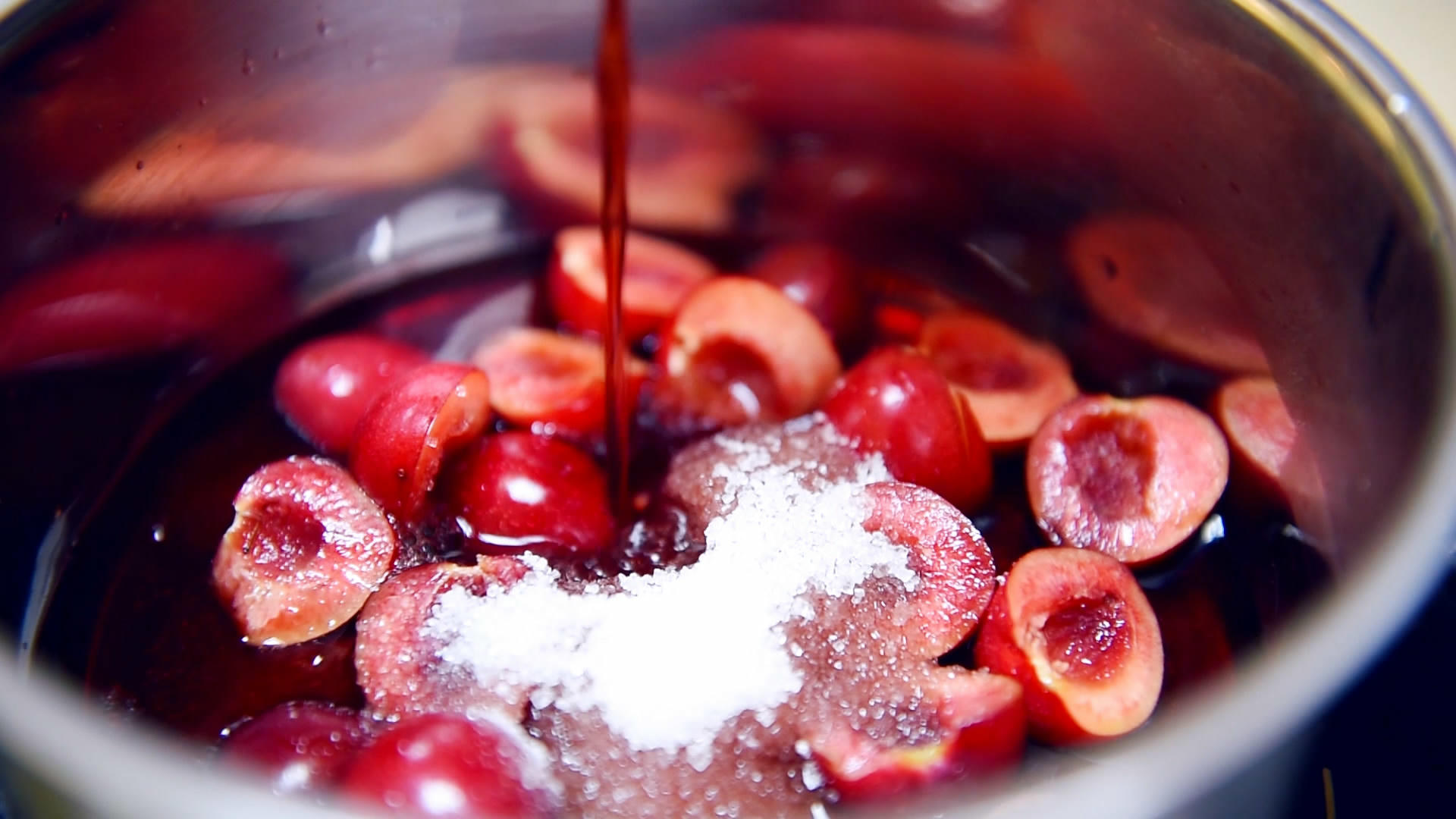 美顏早餐 法式西多士配紅酒櫻桃汁+草莓酸奶杯（內附料理視訊）的做法 步骤3