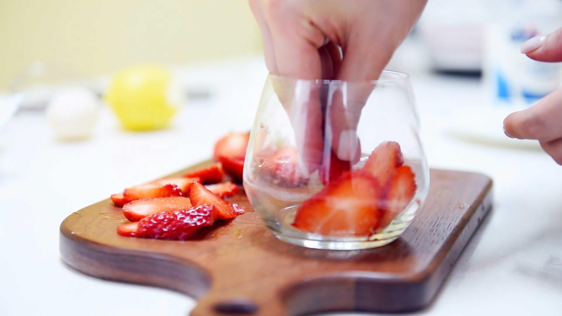美顏早餐 法式西多士配紅酒櫻桃汁+草莓酸奶杯（內附料理視訊）的做法 步骤14