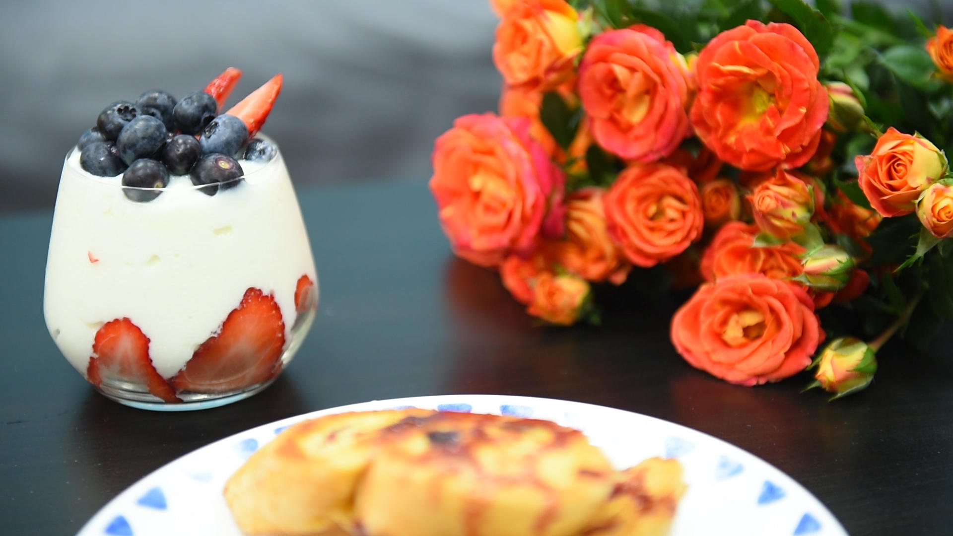 美顏早餐 法式西多士配紅酒櫻桃汁+草莓酸奶杯（內附料理視訊）的做法 步骤16