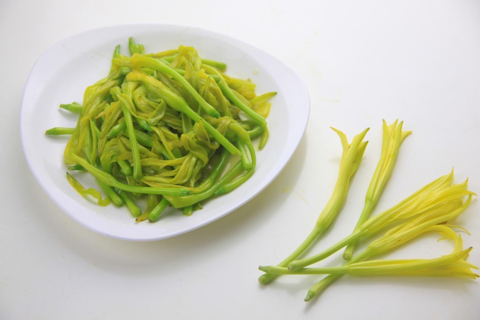 素食•忘憂黃花菜的做法 步骤3