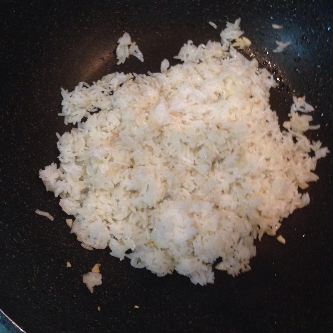 牛油果魚肉腸胡蘿蔔玉米粒 炒飯的做法 步骤8