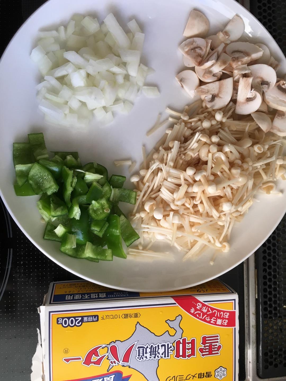 三文魚菌菇焗飯的做法 步骤1