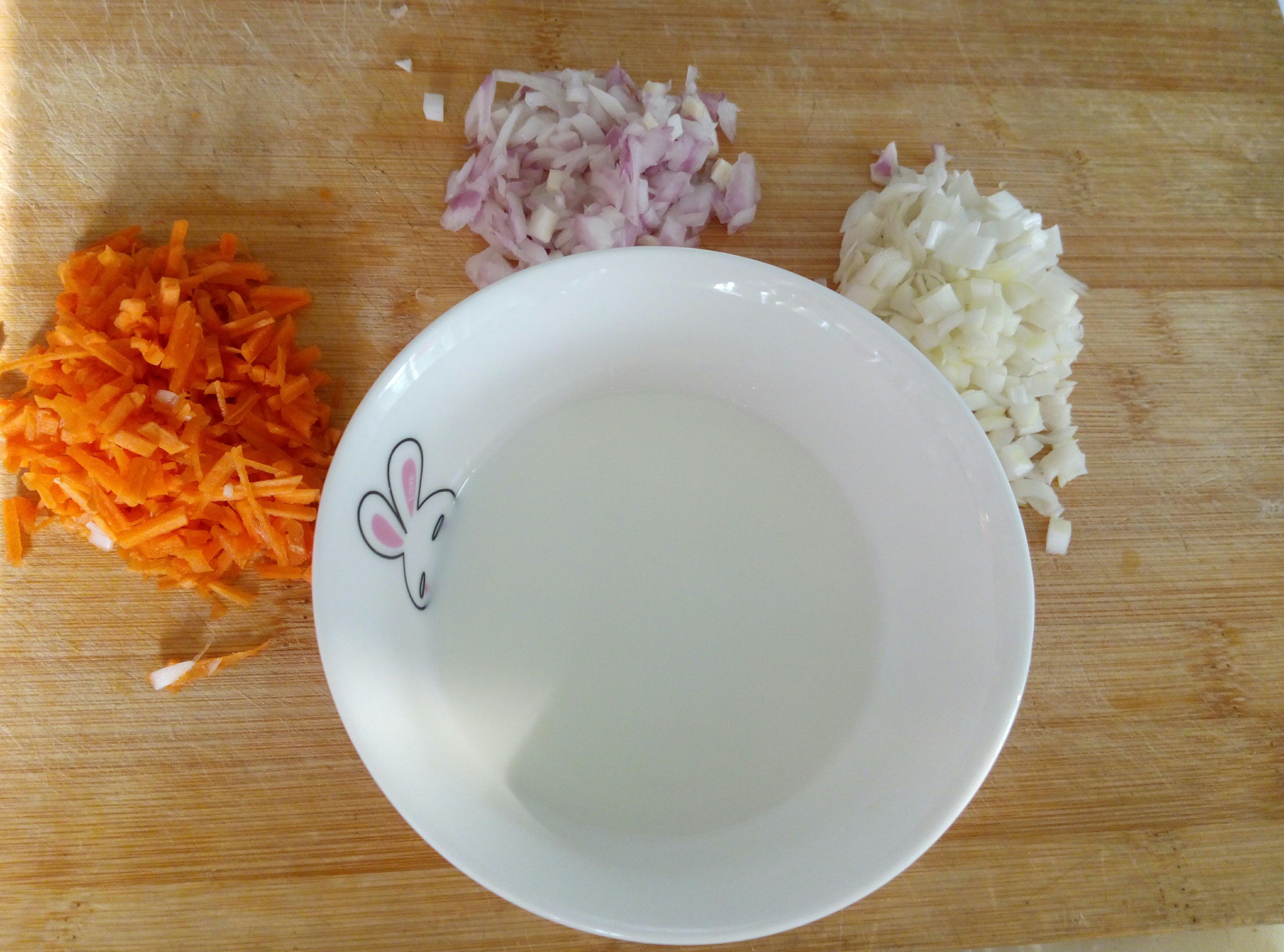 雞蛋牛奶胡蘿蔔洋蔥餅(不粘鍋版本)的做法 步骤1