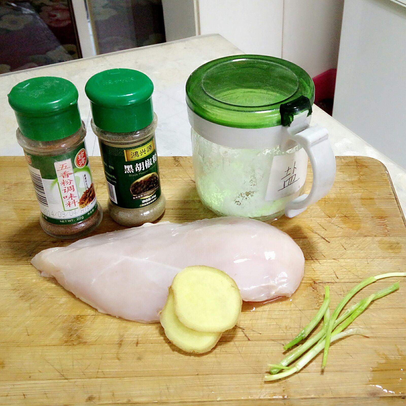 簡易版香煎雞胸肉的做法 步骤1