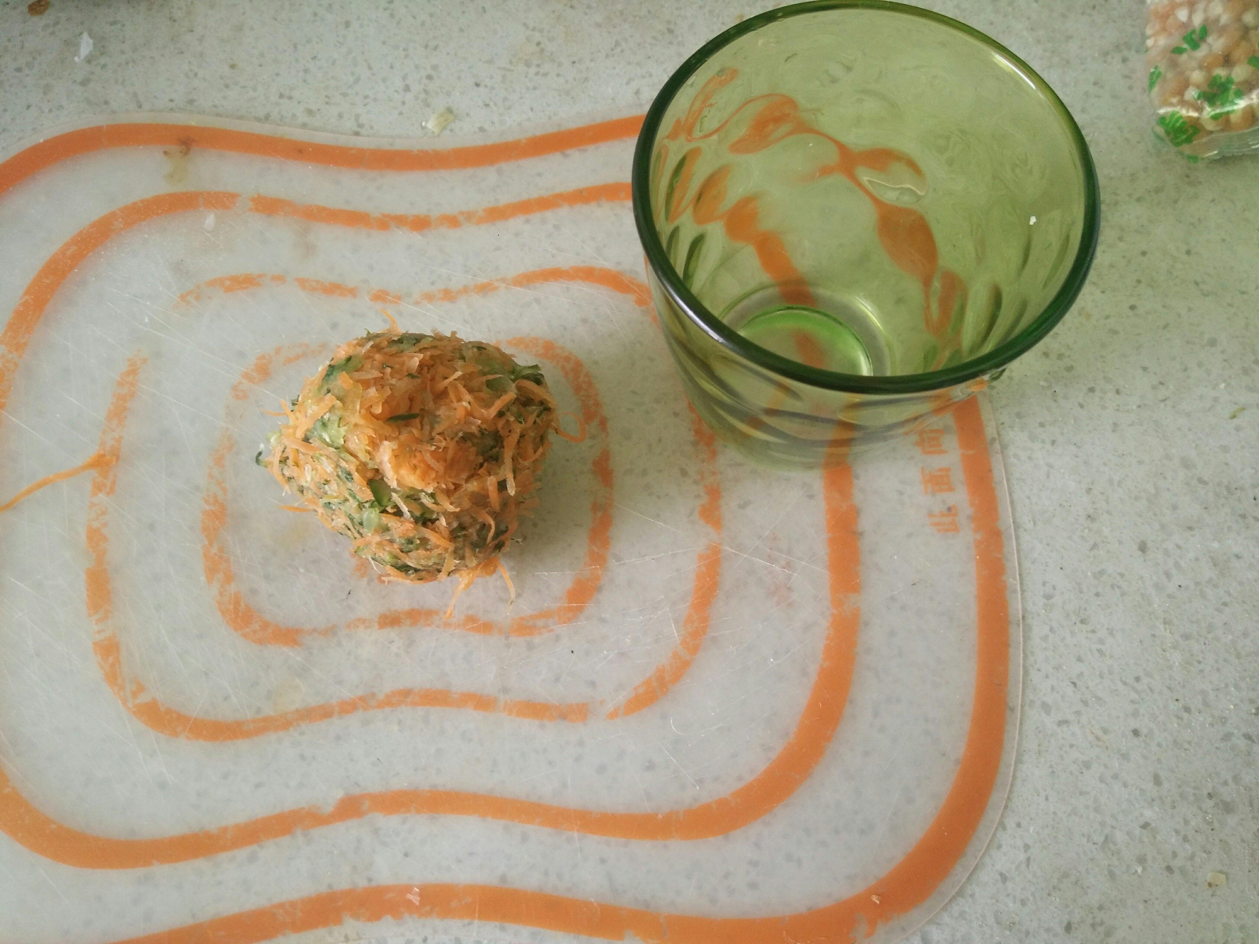 詳細的黃瓜胡蘿蔔雞蛋餅的做法 步骤2