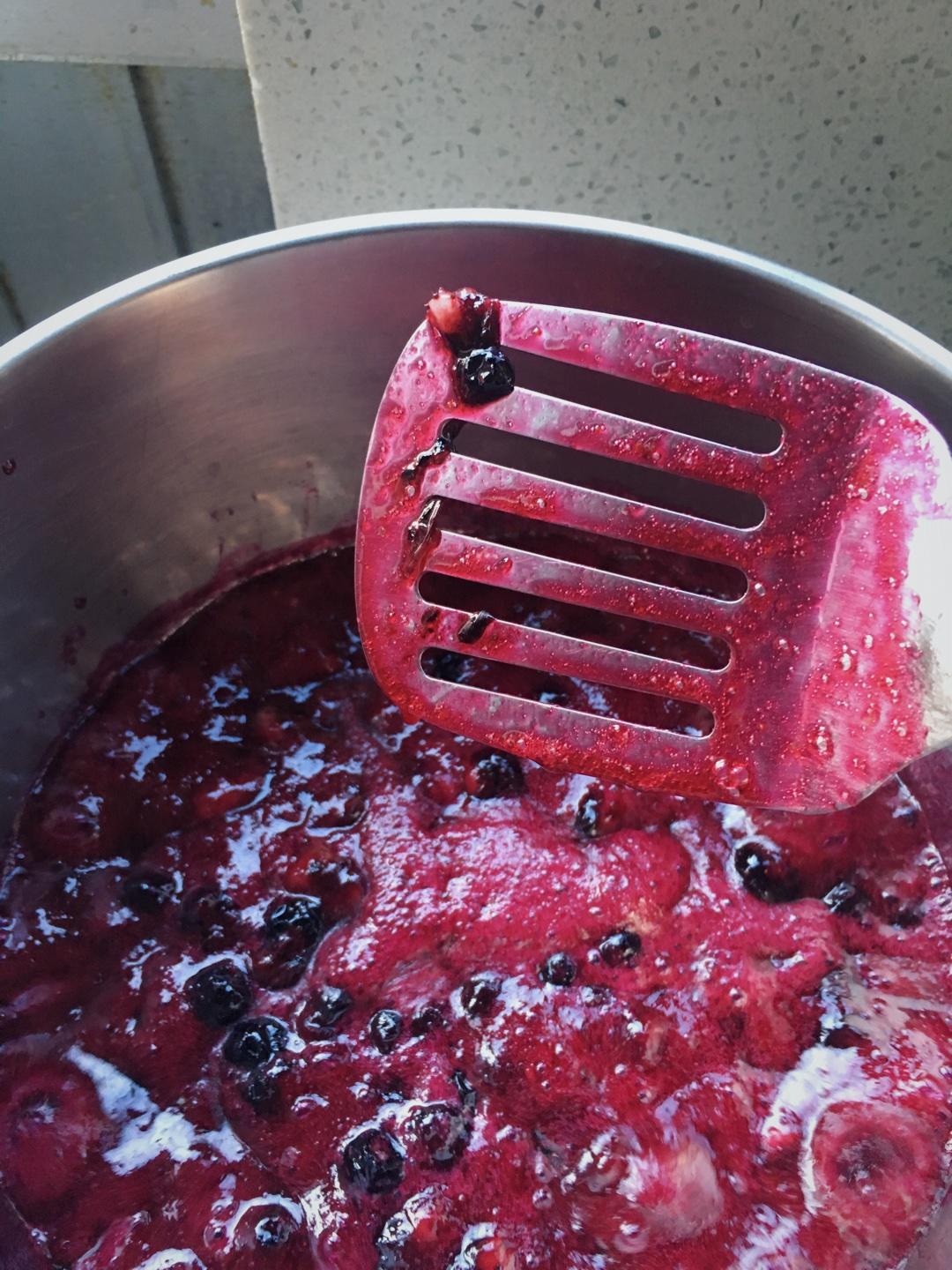 超級讚的藍莓果醬的做法 步骤3