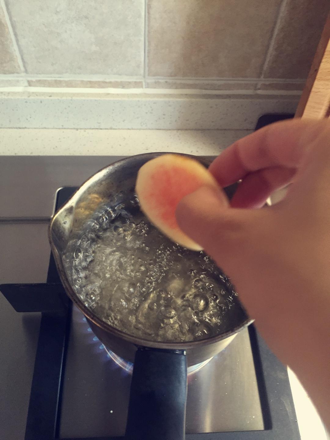 糖水桃的做法 步骤4